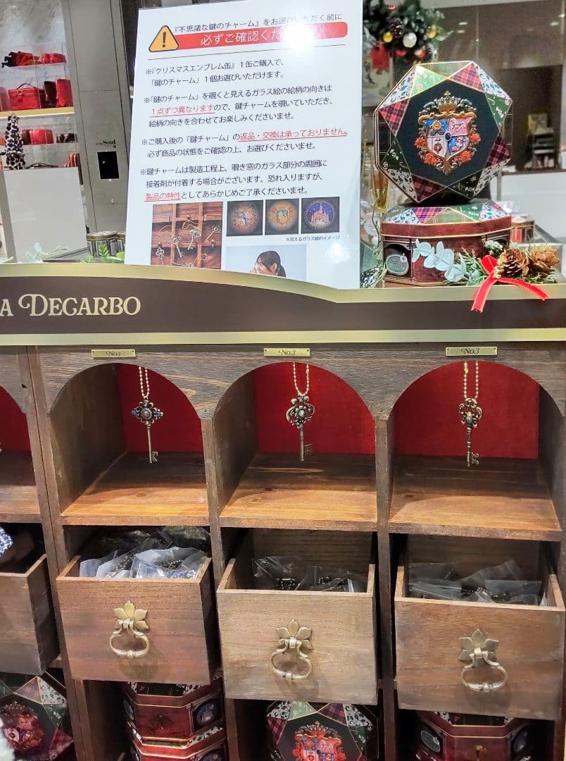 青山デカーボ　ユニコーン缶　エンブレム缶　チャーム、ビジューアクセサリ付　セット