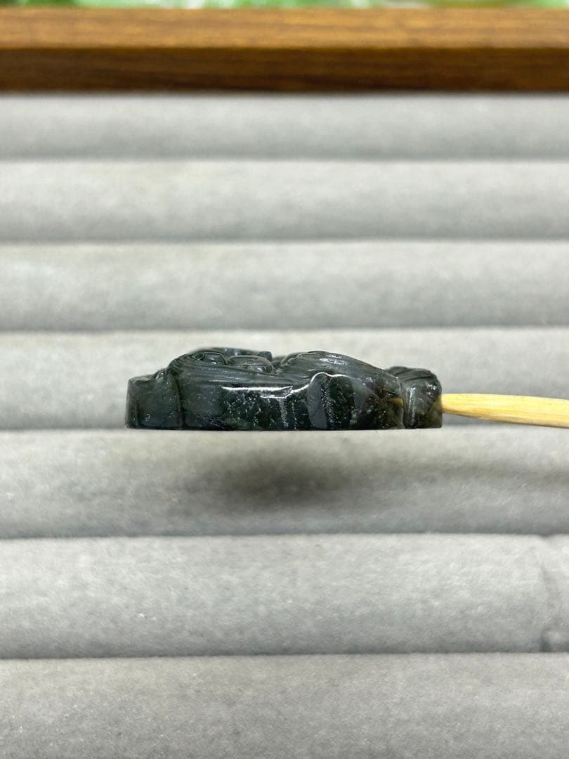 天然石ラブラドライトパーツ　九尾彫刻　No.2401