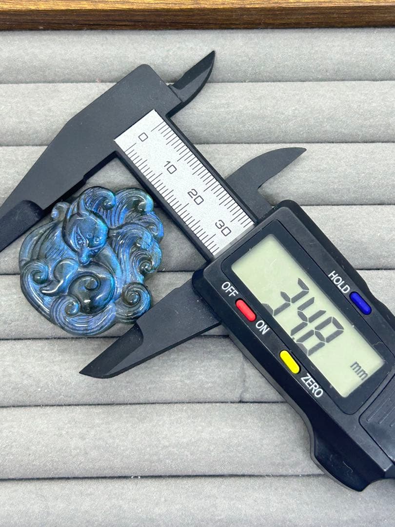 天然石ラブラドライトパーツ　九尾彫刻　No.2401