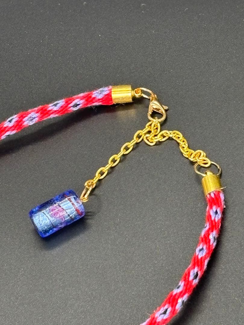 編み込まれたビーズチョーカー