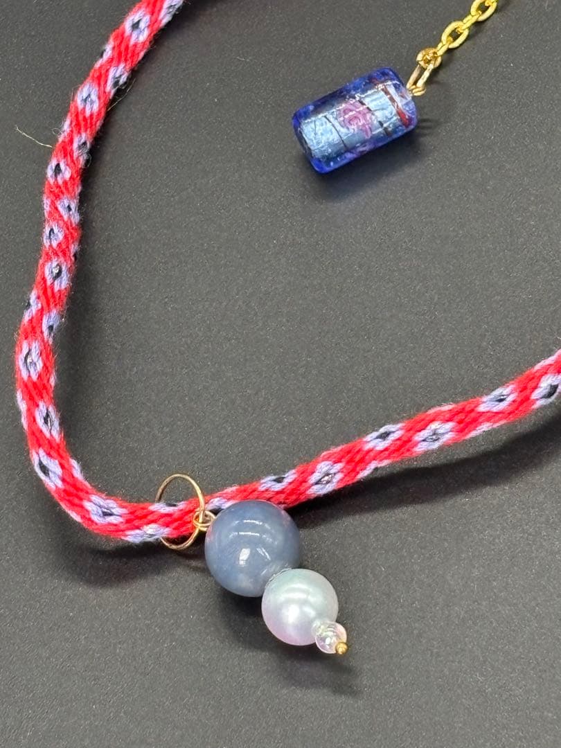 編み込まれたビーズチョーカー