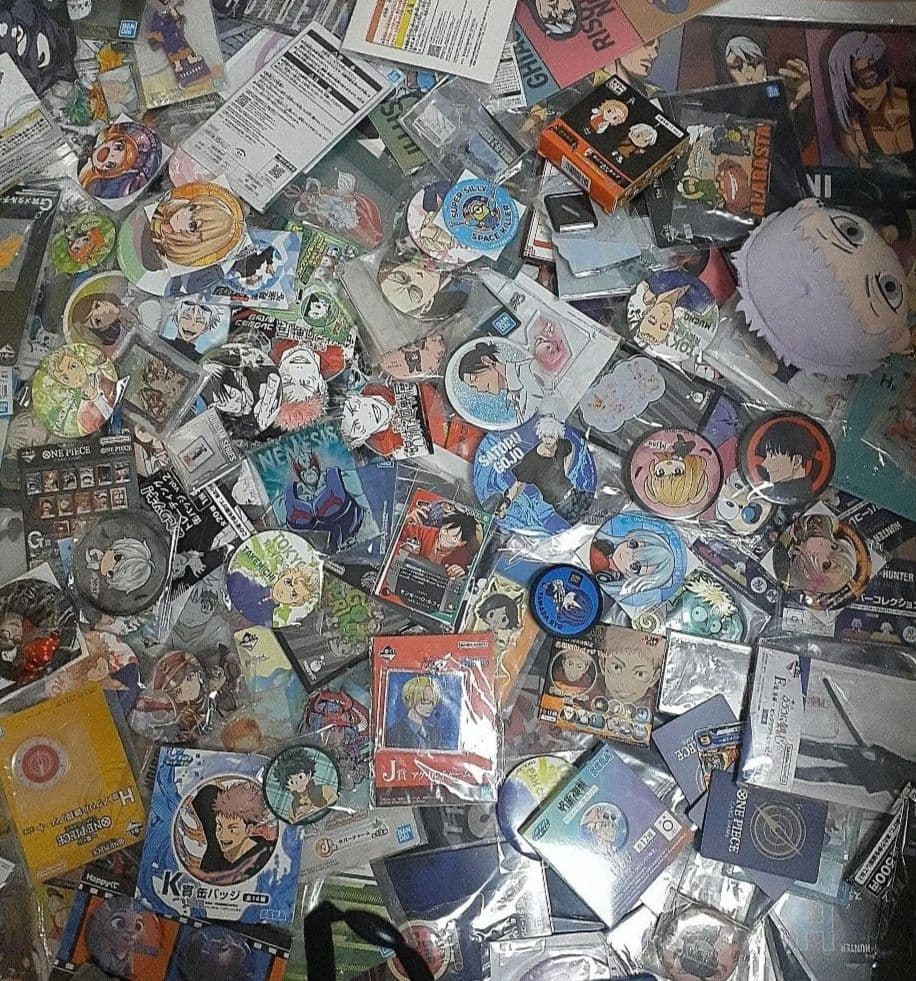 アニメキャラクターグッズまとめ売り缶バッジ＆美少女フィギュア等大量1000点以上