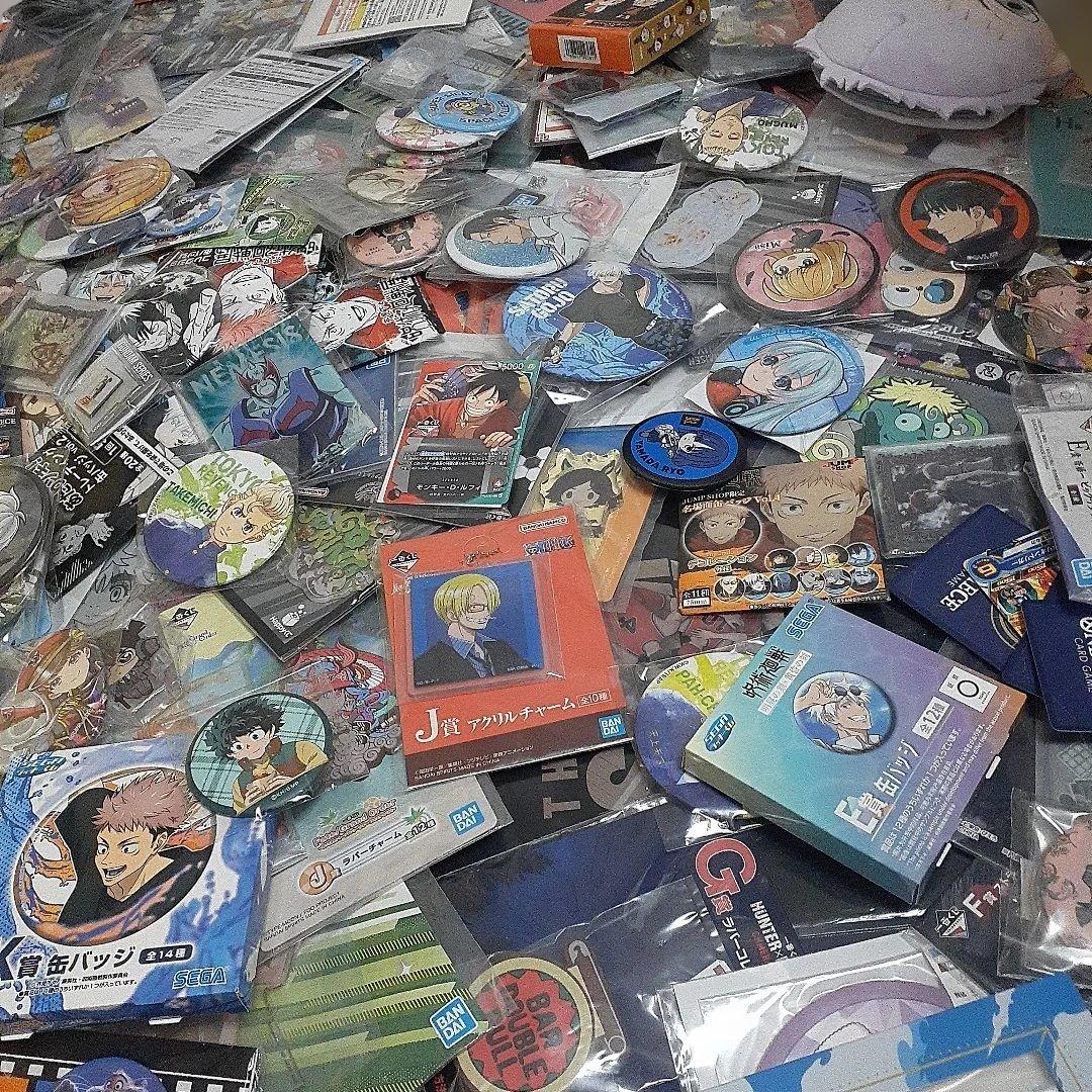 アニメキャラクターグッズまとめ売り缶バッジ＆美少女フィギュア等大量1000点以上