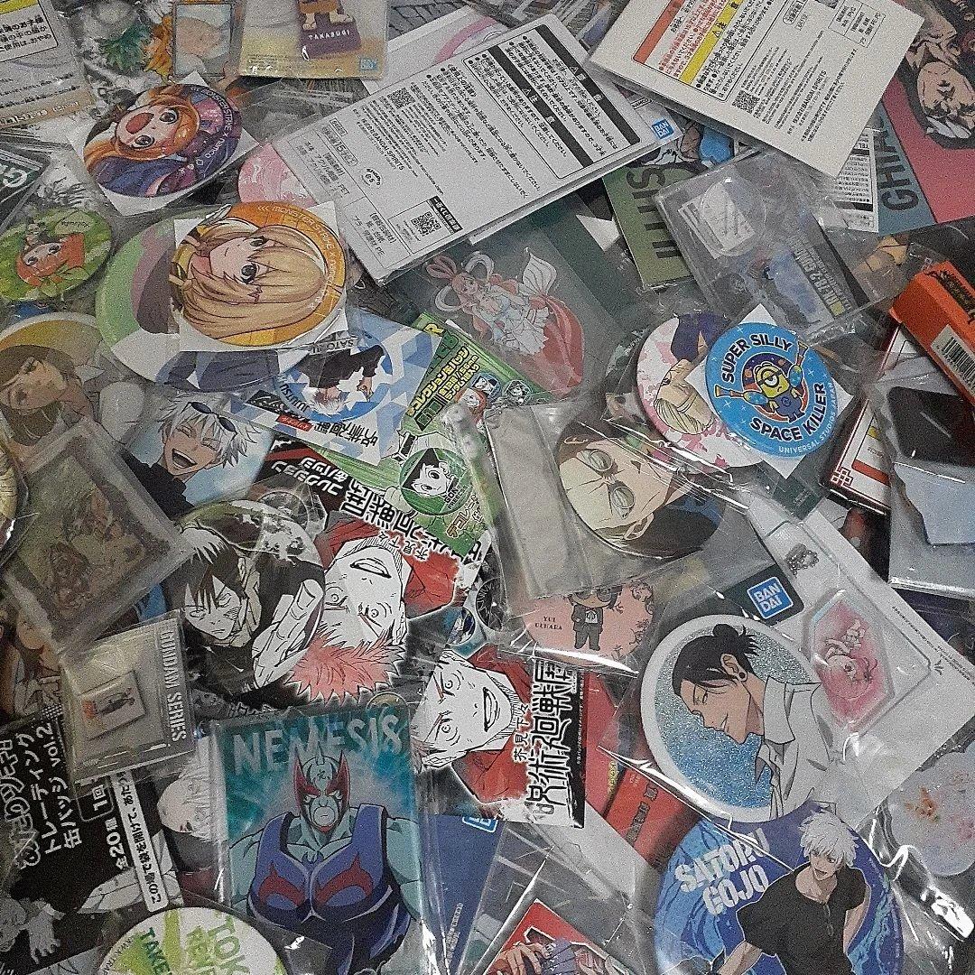 アニメキャラクターグッズまとめ売り缶バッジ＆美少女フィギュア等大量1000点以上
