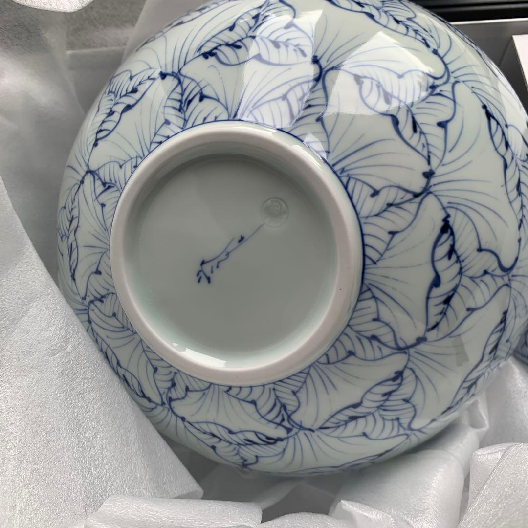 有田焼の窯元「そうた窯」の染付花弁紋シリーズの器とカップ