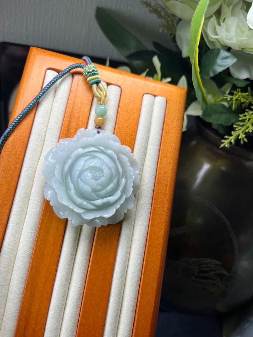 贅沢❣️ミャンマー産A貨　翡翠　精巧な薄緑色翡翠【花咲冨貴】牡丹の花　鑑定書付き