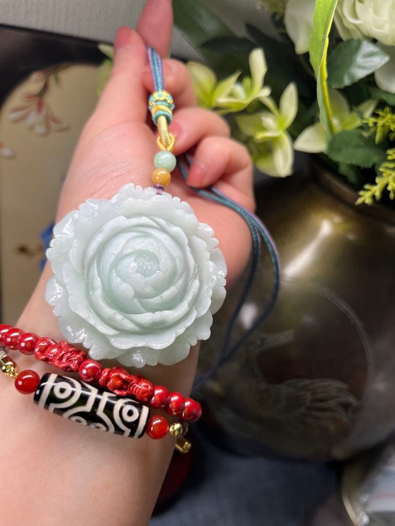 贅沢❣️ミャンマー産A貨　翡翠　精巧な薄緑色翡翠【花咲冨貴】牡丹の花　鑑定書付き