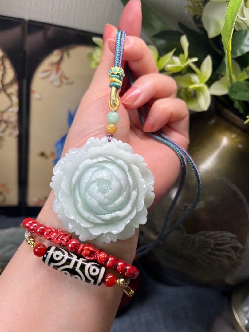 贅沢❣️ミャンマー産A貨　翡翠　精巧な薄緑色翡翠【花咲冨貴】牡丹の花　鑑定書付き