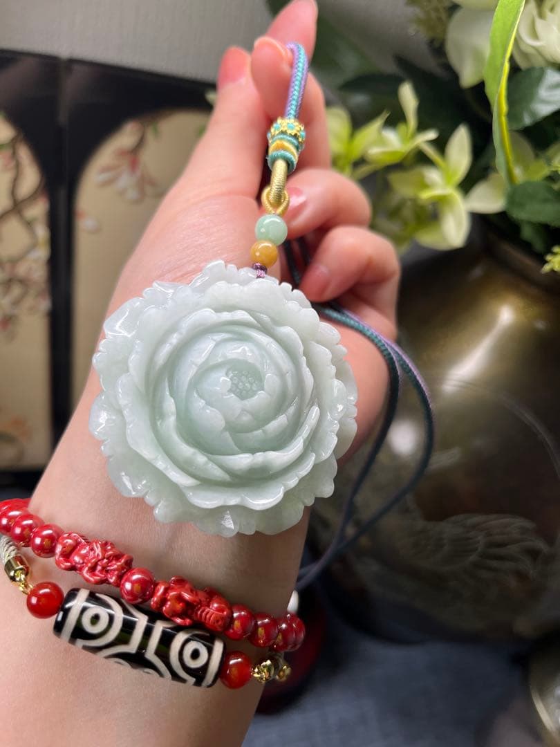 贅沢❣️ミャンマー産A貨　翡翠　精巧な薄緑色翡翠【花咲冨貴】牡丹の花　鑑定書付き