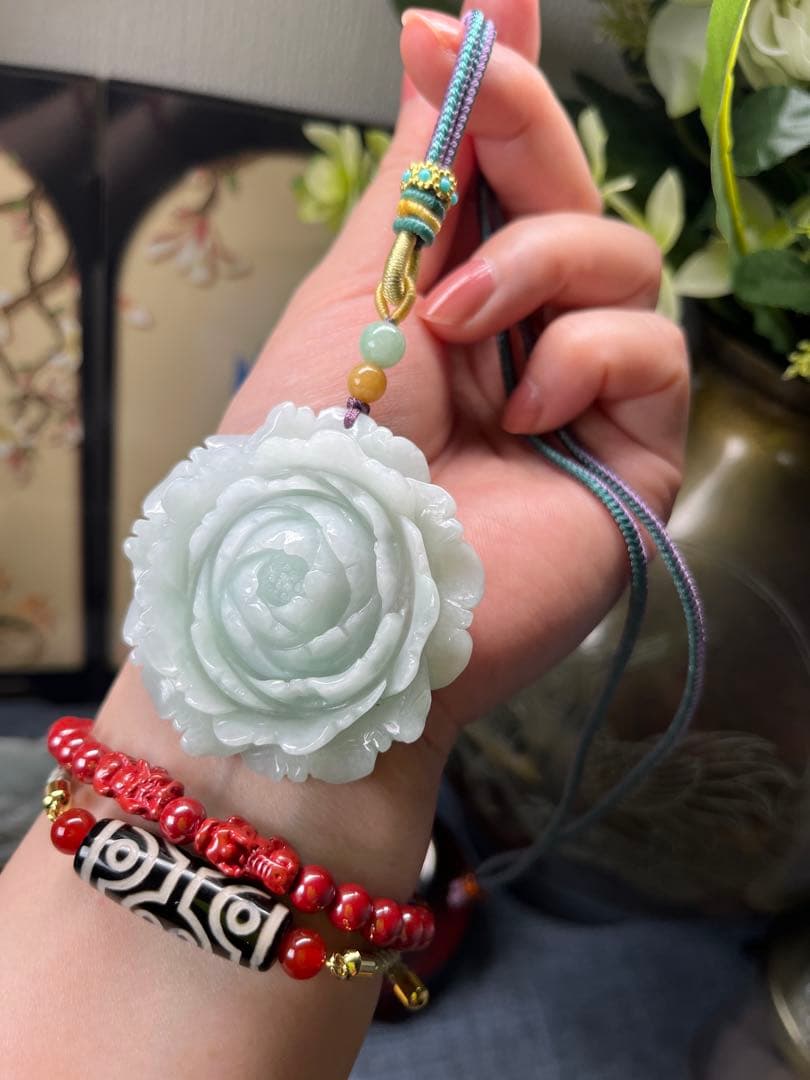 贅沢❣️ミャンマー産A貨　翡翠　精巧な薄緑色翡翠【花咲冨貴】牡丹の花　鑑定書付き