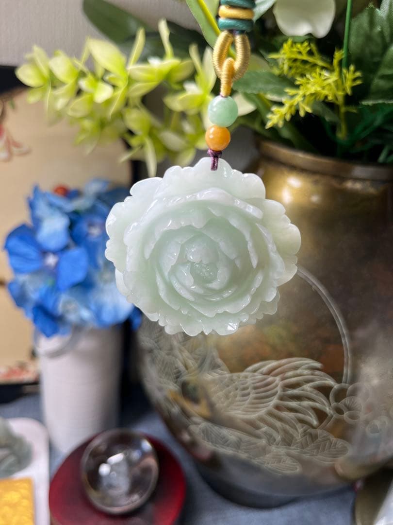 贅沢❣️ミャンマー産A貨　翡翠　精巧な薄緑色翡翠【花咲冨貴】牡丹の花　鑑定書付き