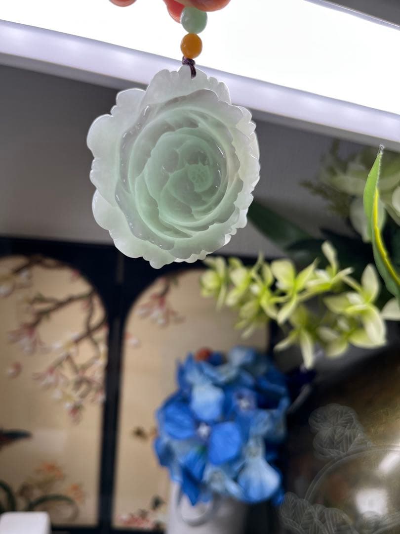 贅沢❣️ミャンマー産A貨　翡翠　精巧な薄緑色翡翠【花咲冨貴】牡丹の花　鑑定書付き