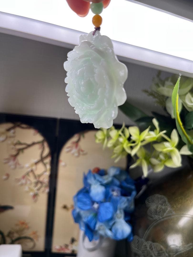 贅沢❣️ミャンマー産A貨　翡翠　精巧な薄緑色翡翠【花咲冨貴】牡丹の花　鑑定書付き