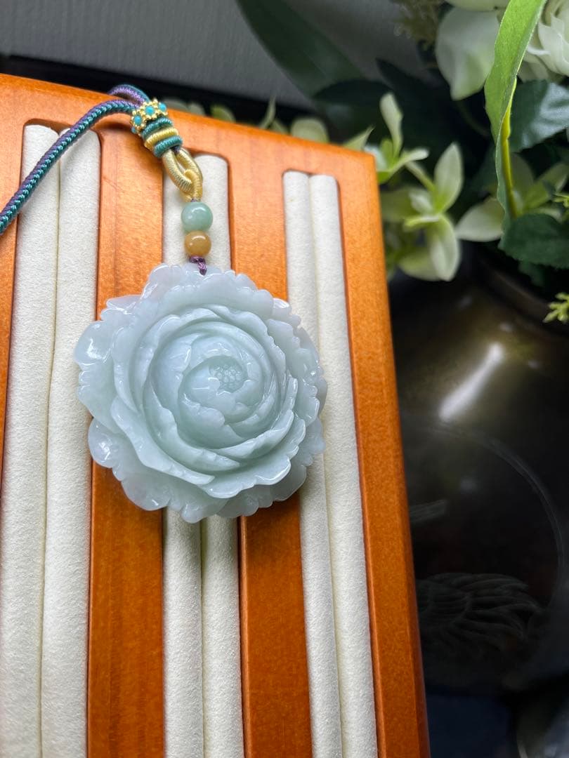 贅沢❣️ミャンマー産A貨　翡翠　精巧な薄緑色翡翠【花咲冨貴】牡丹の花　鑑定書付き