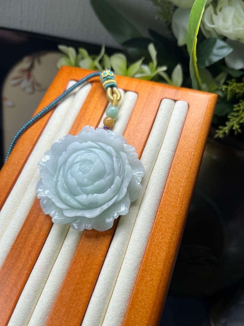 贅沢❣️ミャンマー産A貨　翡翠　精巧な薄緑色翡翠【花咲冨貴】牡丹の花　鑑定書付き