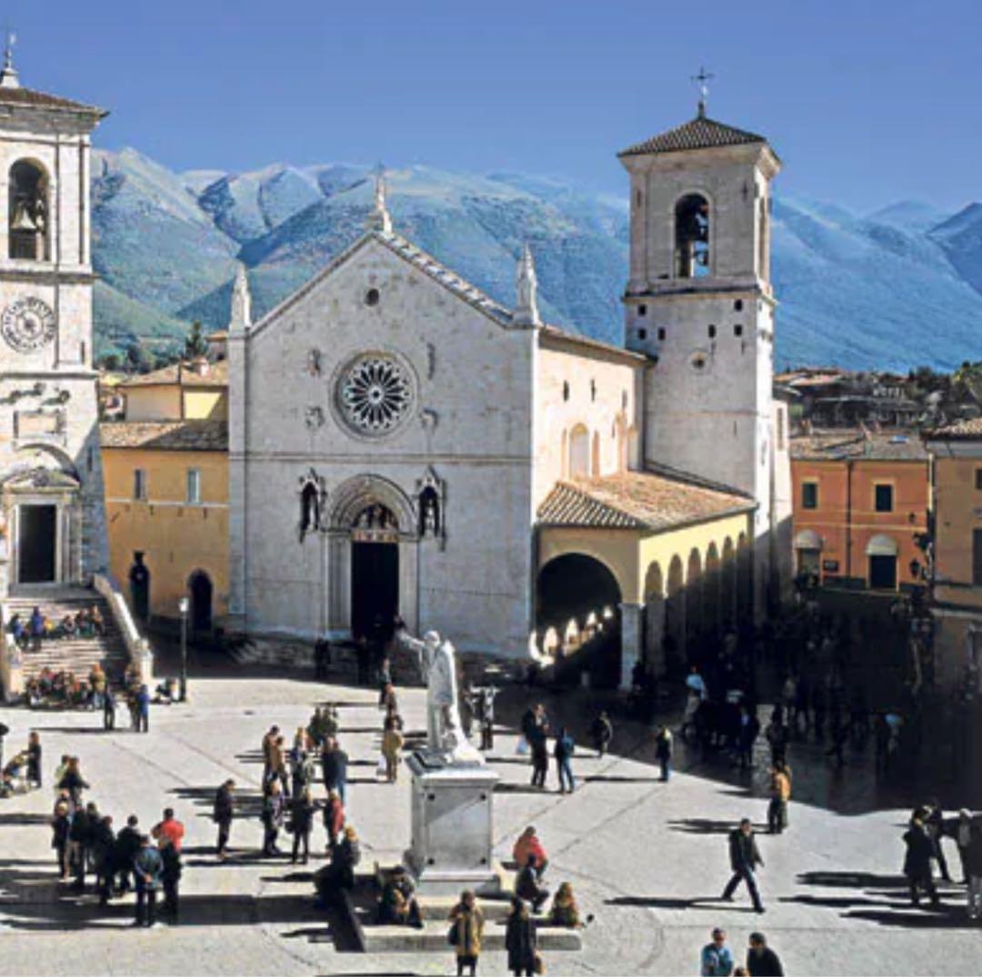 ブオンリコルド　イタリア製絵皿　2000 ノルチャ