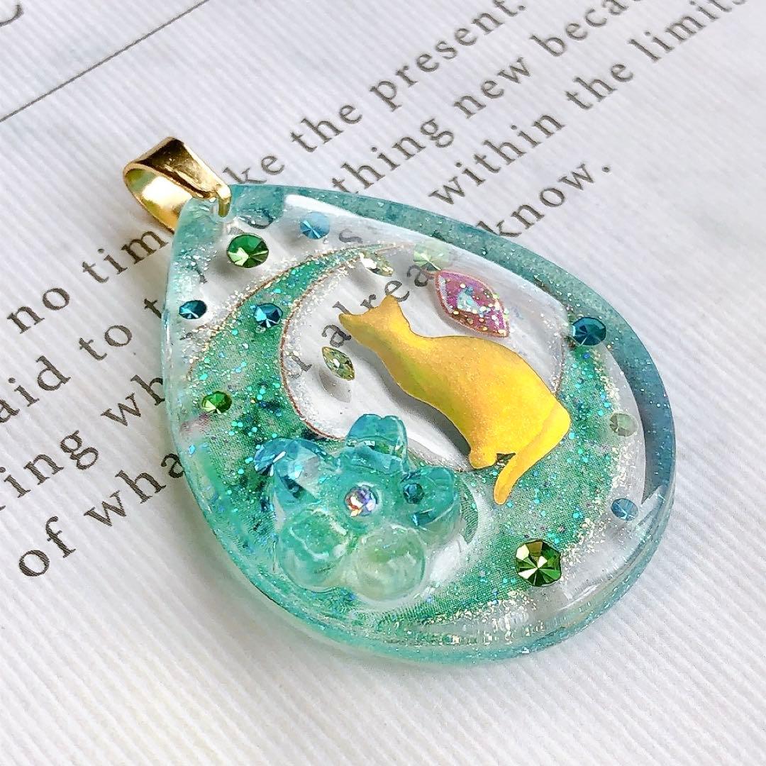同梱値引100円❤️No.2483 レジン ペンダントトップ 猫 ネコ ねこ ♡