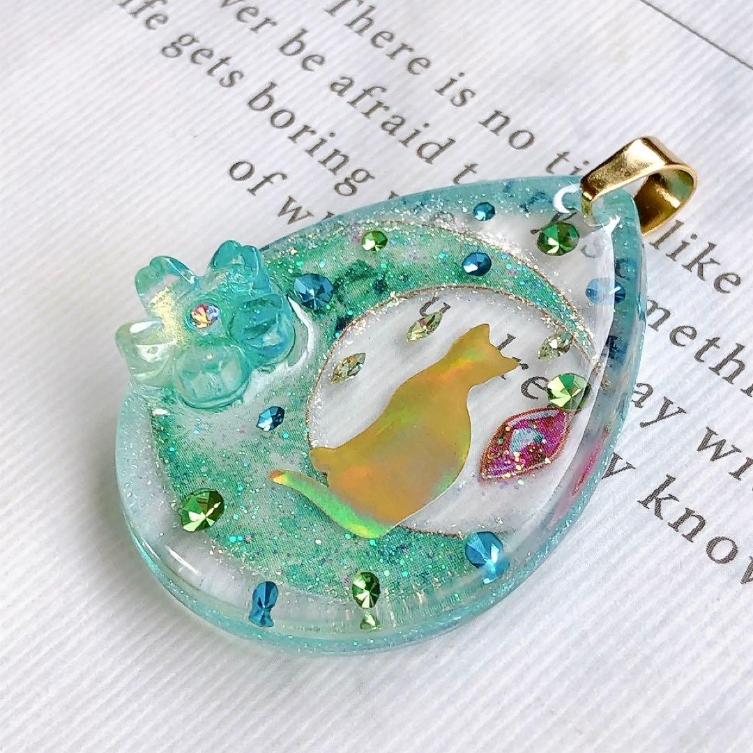 同梱値引100円❤️No.2483 レジン ペンダントトップ 猫 ネコ ねこ ♡