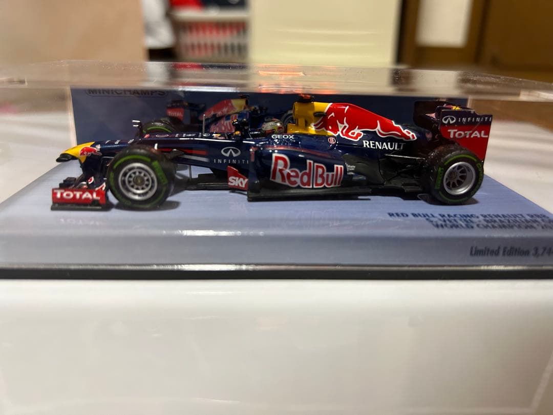 ミニチャンプス 1/43 S.ベッテル ワールドチャンピオン仕様