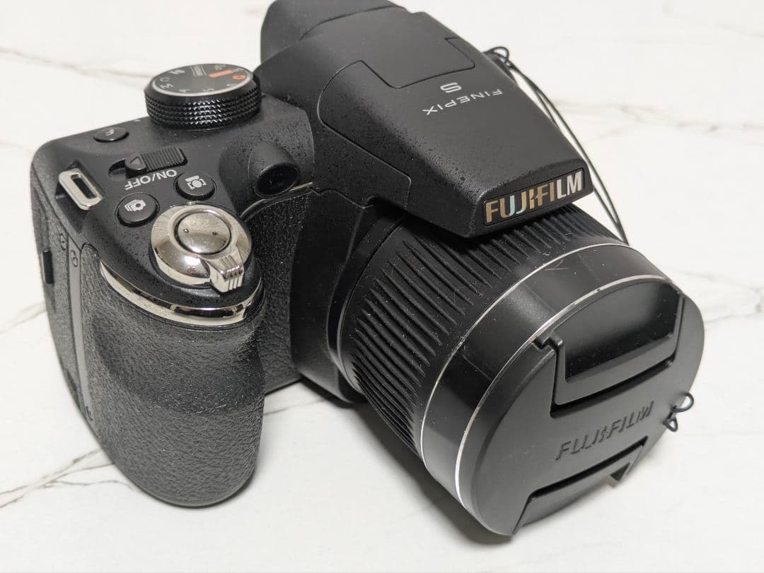 FUJIFILM　FinePix S4000　化粧箱付き　単三電池稼働