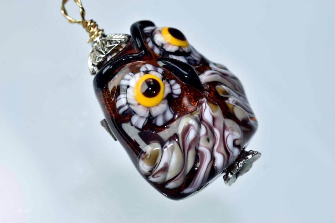 フクロウのトンボ玉 ガラスのジュエリー ペンダントトップ