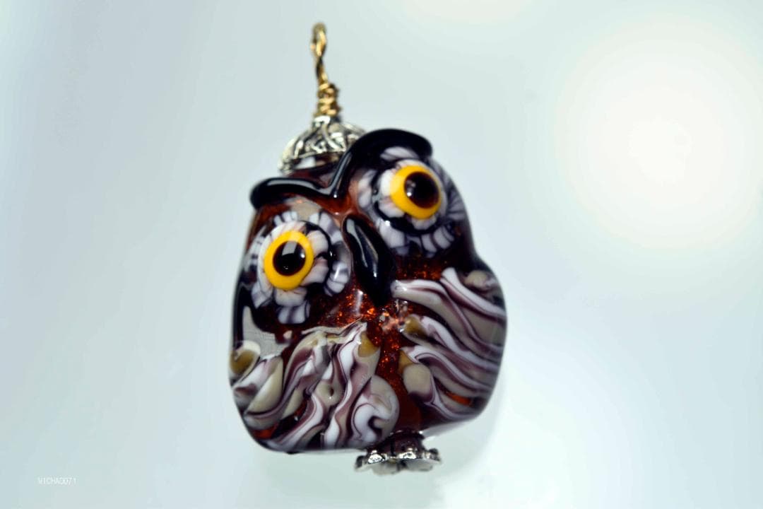 フクロウのトンボ玉 ガラスのジュエリー ペンダントトップ