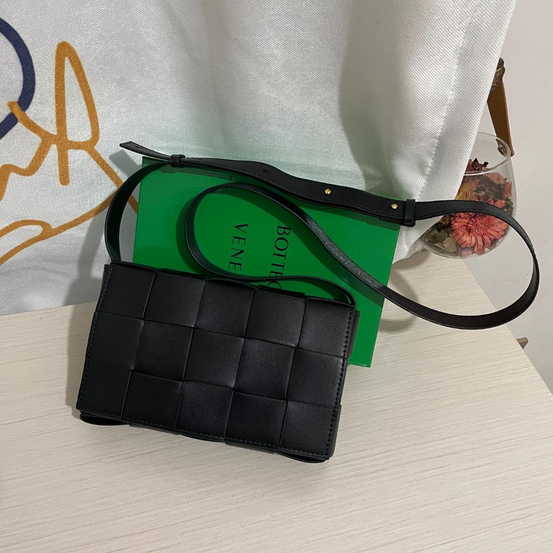 レザー　カセット　ショルダーバッグ　ブラック