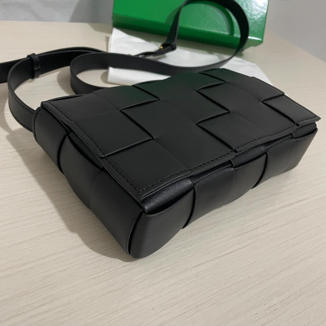 レザー　カセット　ショルダーバッグ　ブラック