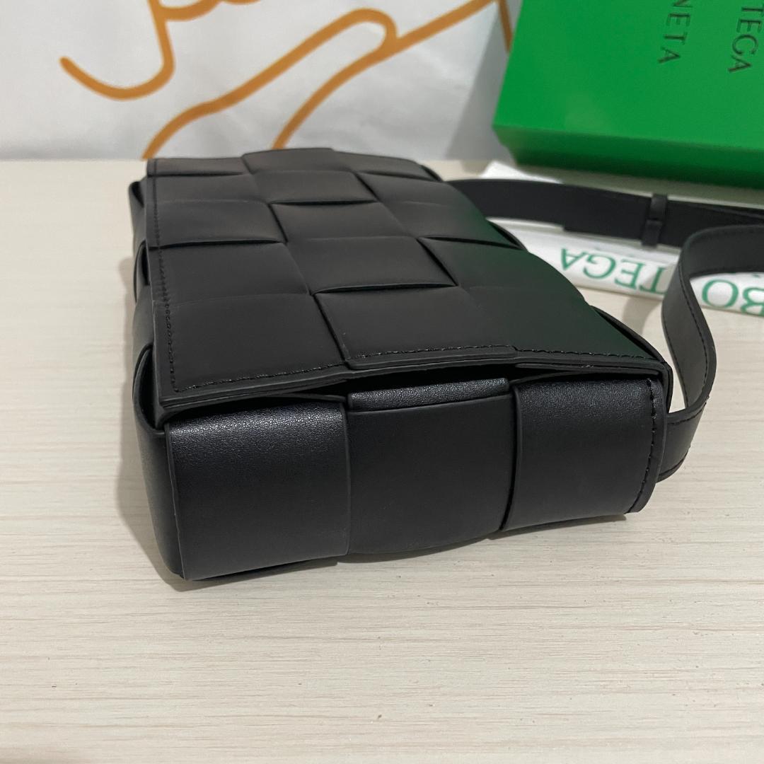 レザー　カセット　ショルダーバッグ　ブラック