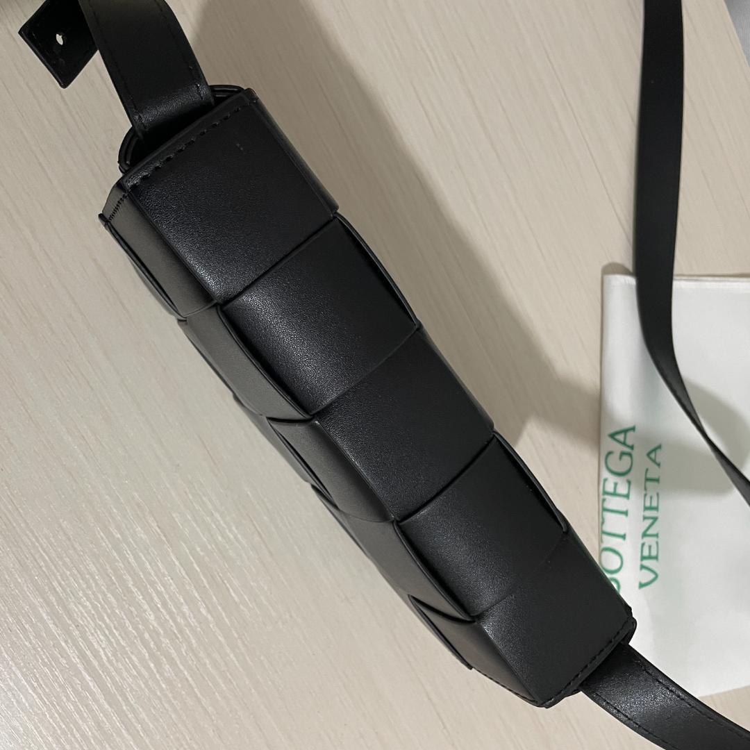 レザー　カセット　ショルダーバッグ　ブラック