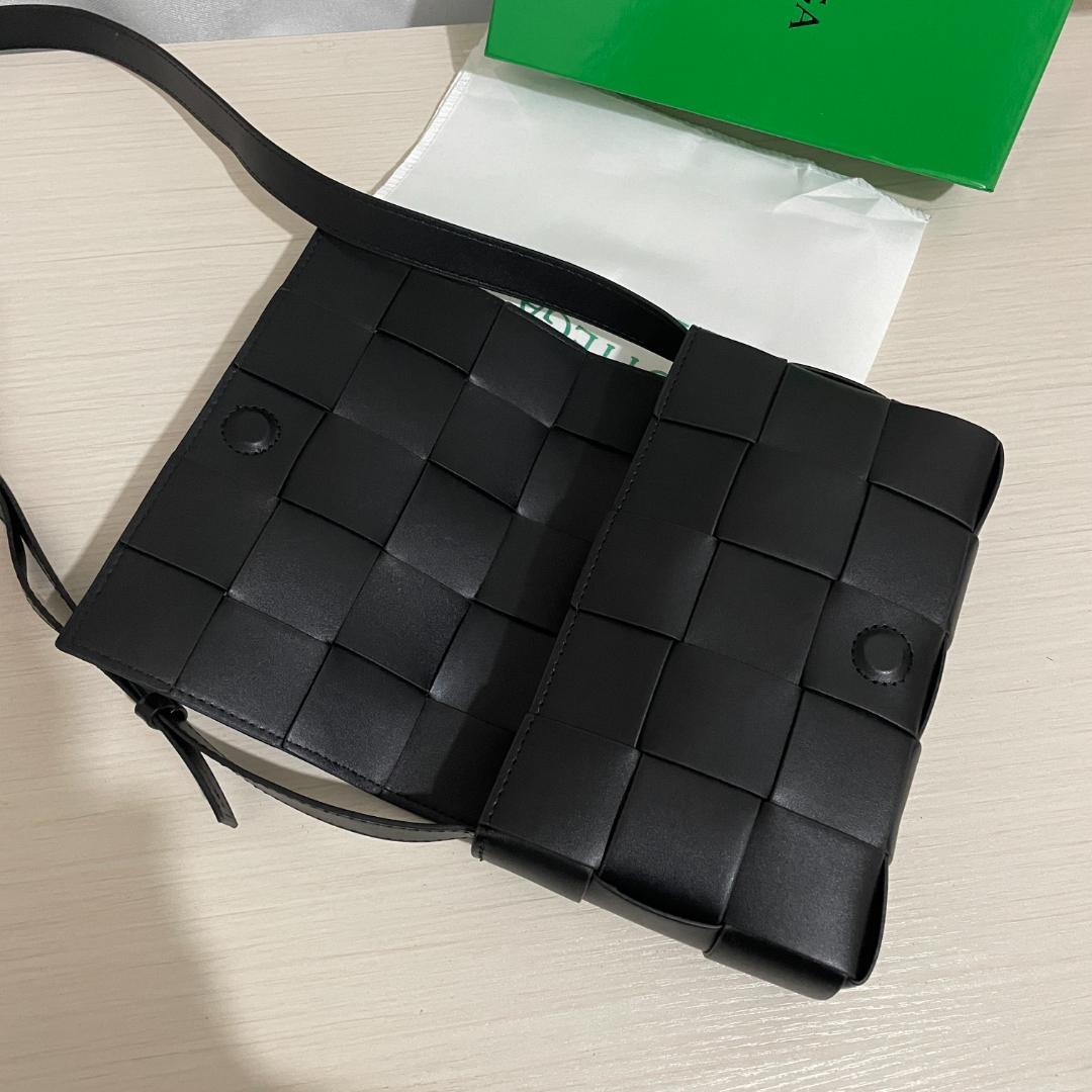 レザー　カセット　ショルダーバッグ　ブラック
