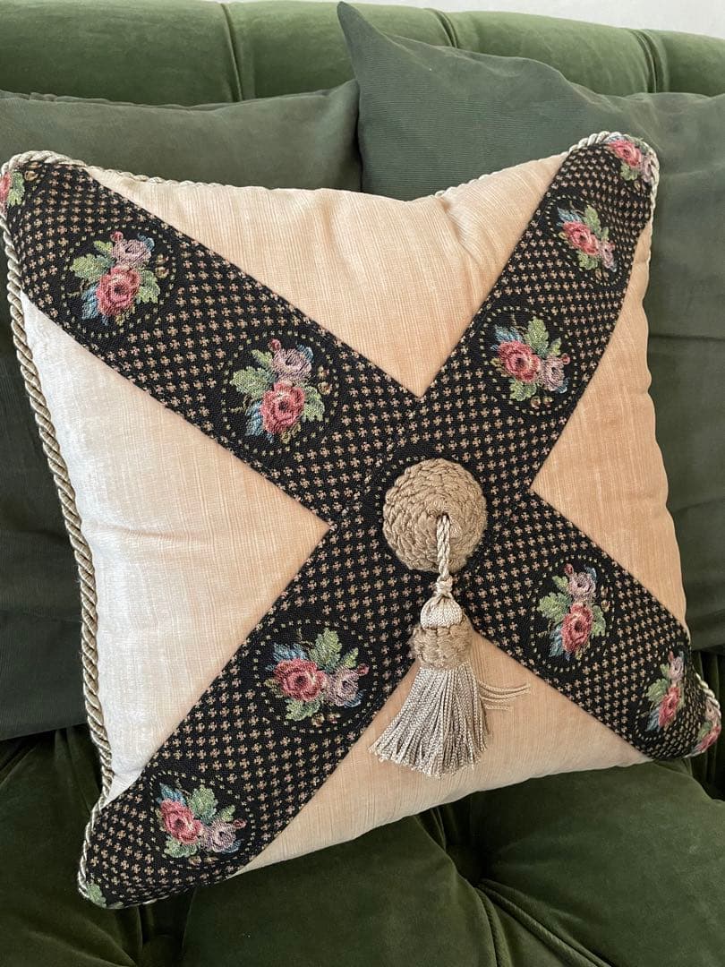 アンティーク風　クッション