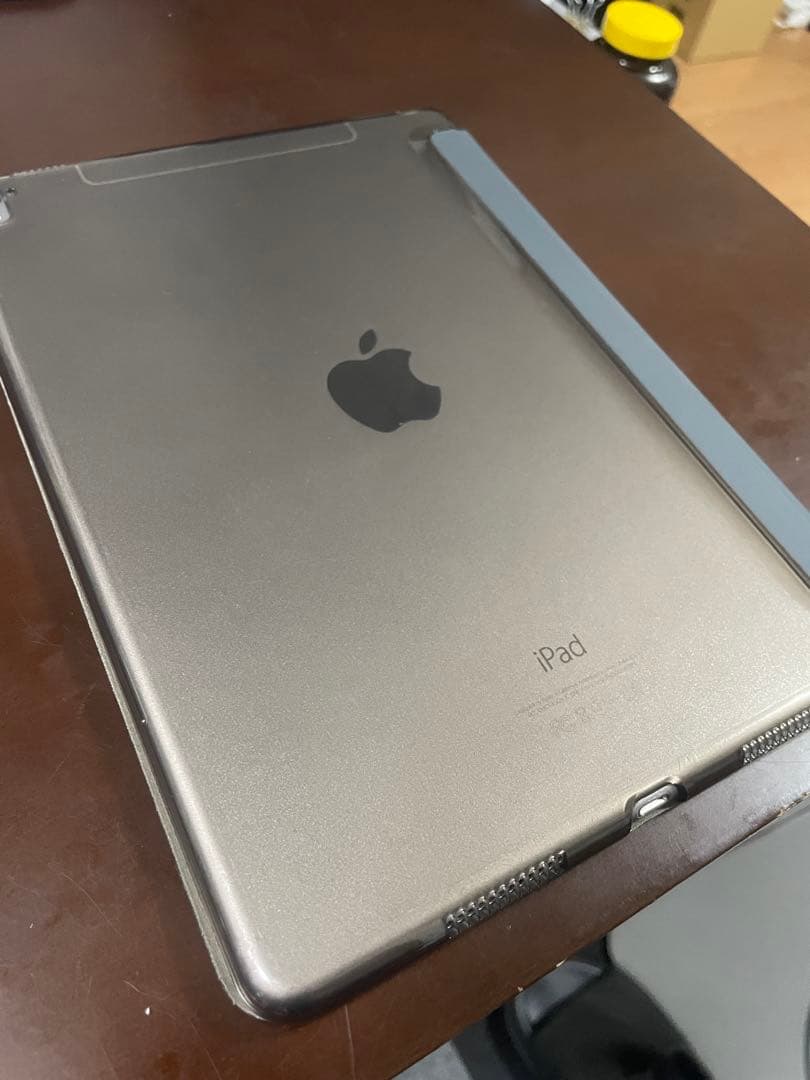 iPad pro 9.7 ブラック 本体 グレーのカバー付き　バッテリーに難あり