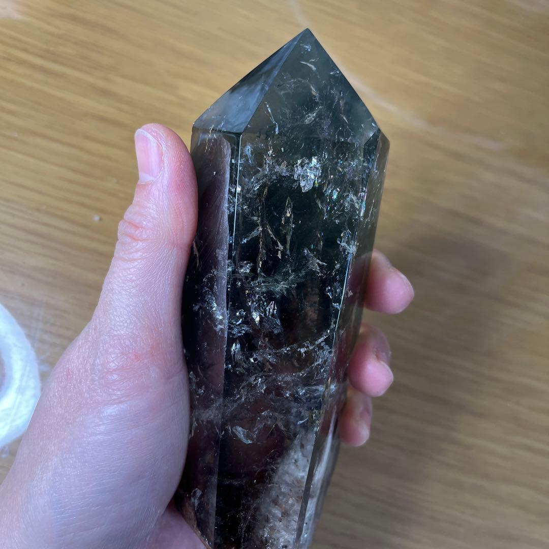 【天然石】 庭園水晶　ガーデンクォーツ ポイント 六角柱 台座付き 置物