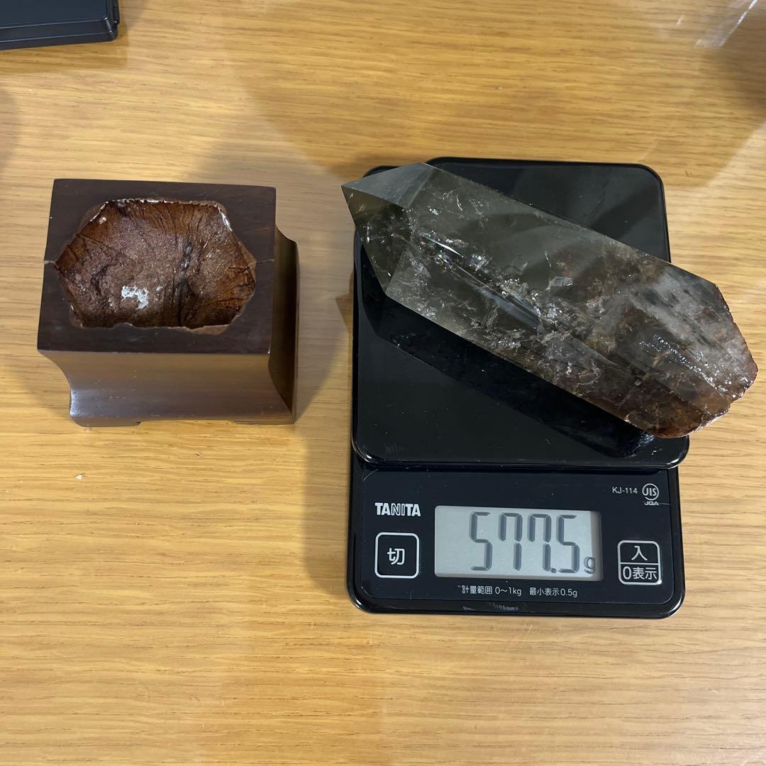 【天然石】 庭園水晶　ガーデンクォーツ ポイント 六角柱 台座付き 置物