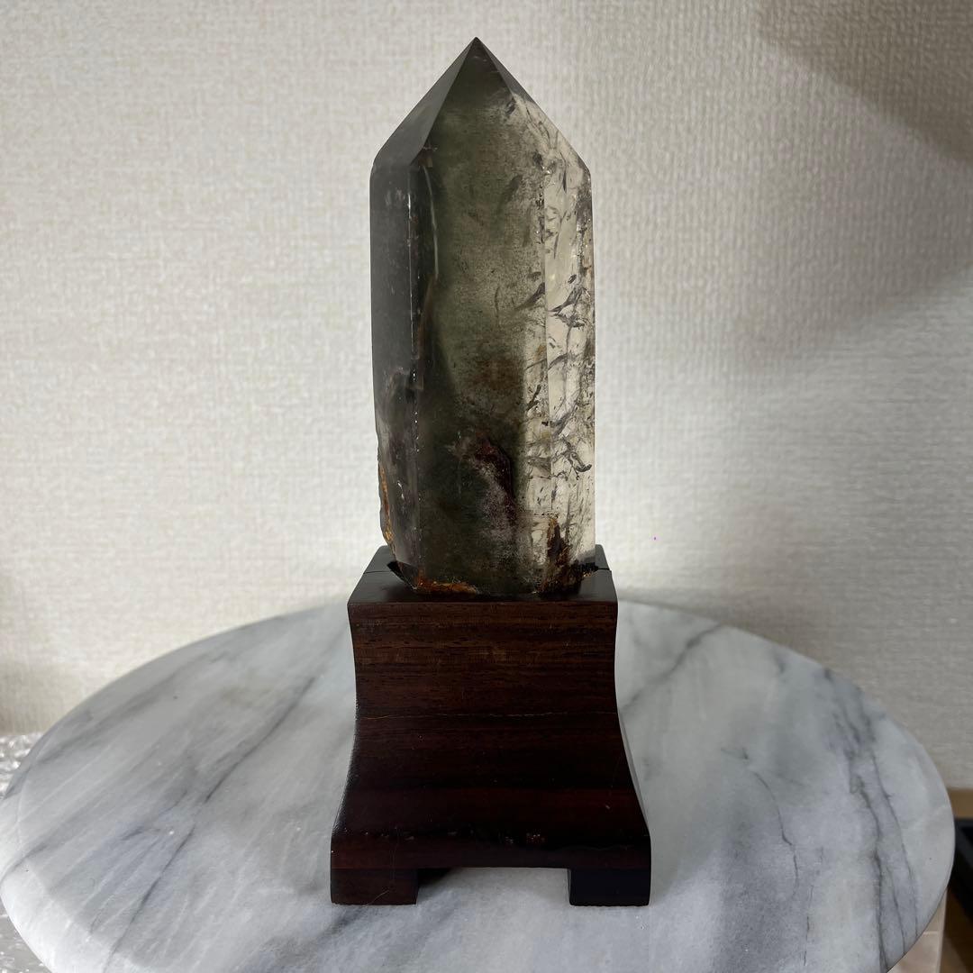 【天然石】 庭園水晶　ガーデンクォーツ ポイント 六角柱 台座付き 置物