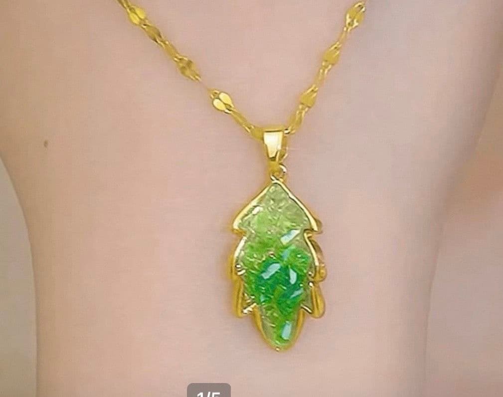 翠ストーン 葉型 ゴールドネックレス