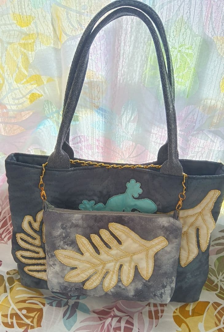 ハワイアンキルト ゲッコーのキラキラトートバッグとポーチ