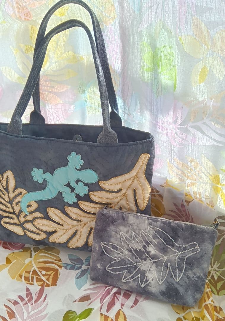 ハワイアンキルト ゲッコーのキラキラトートバッグとポーチ