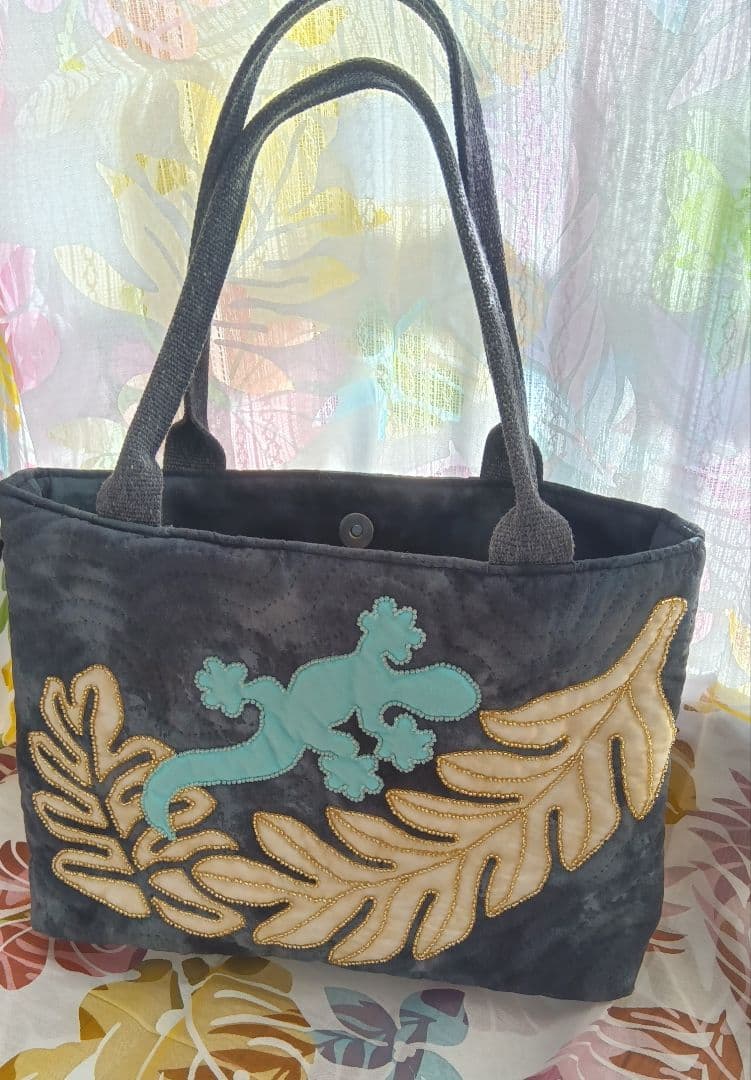 ハワイアンキルト ゲッコーのキラキラトートバッグとポーチ