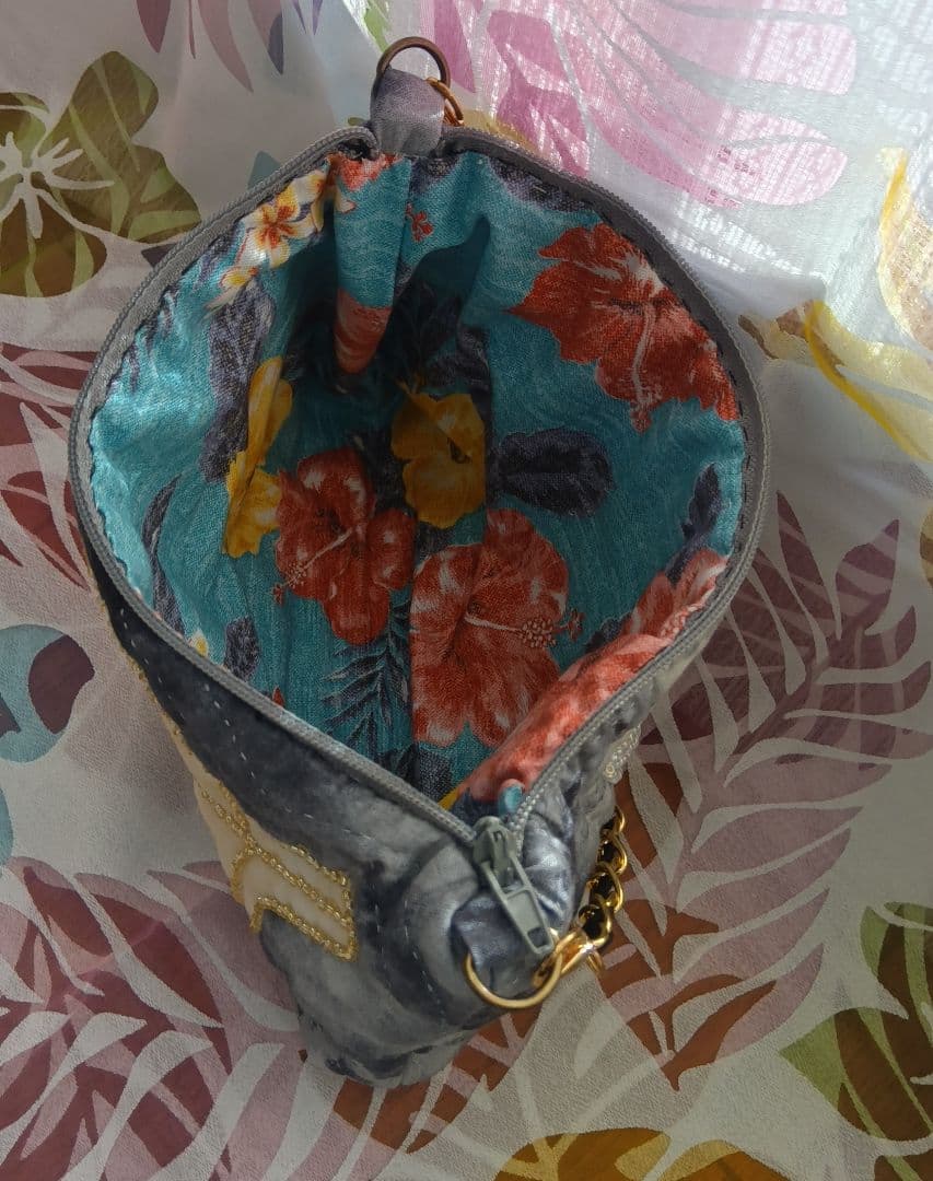 ハワイアンキルト ゲッコーのキラキラトートバッグとポーチ