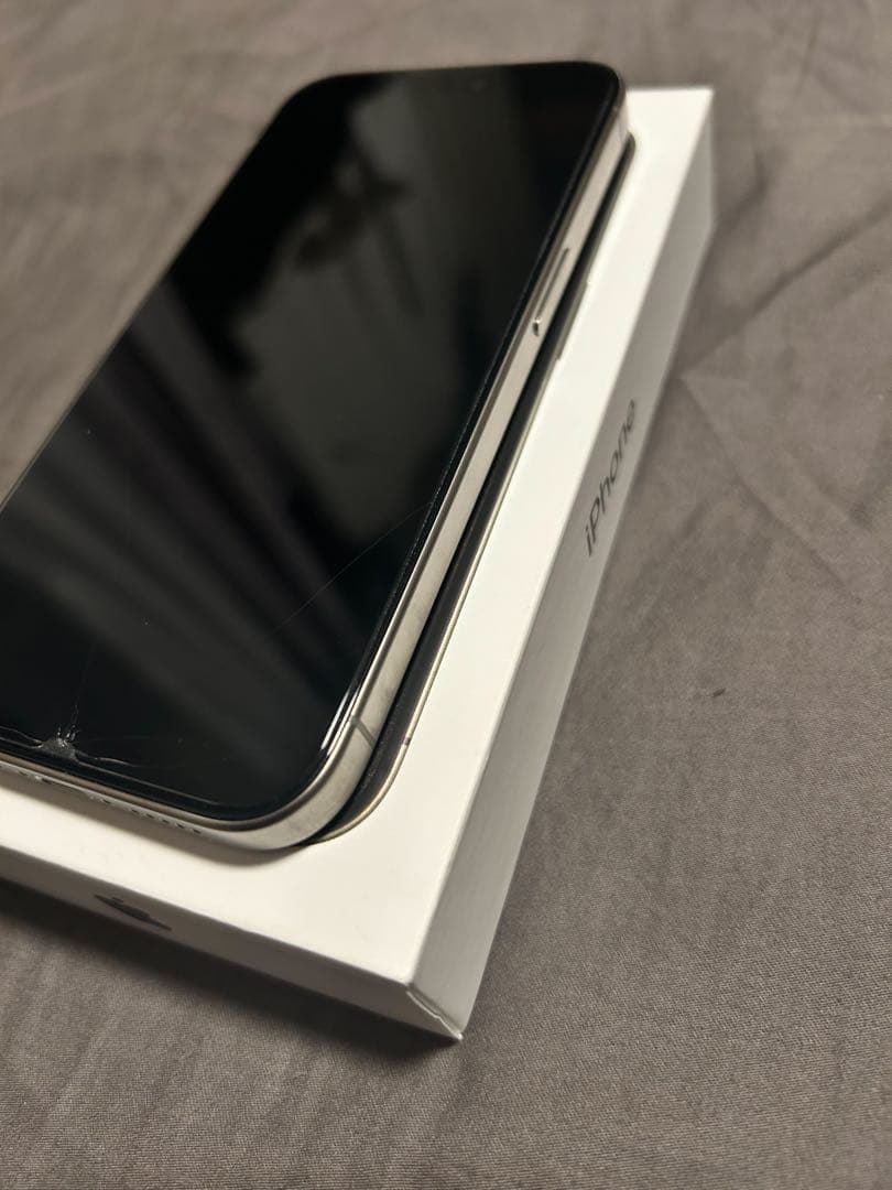 最終値下げ　iPhone 15 pro ナチュラルチタニウム 256GB