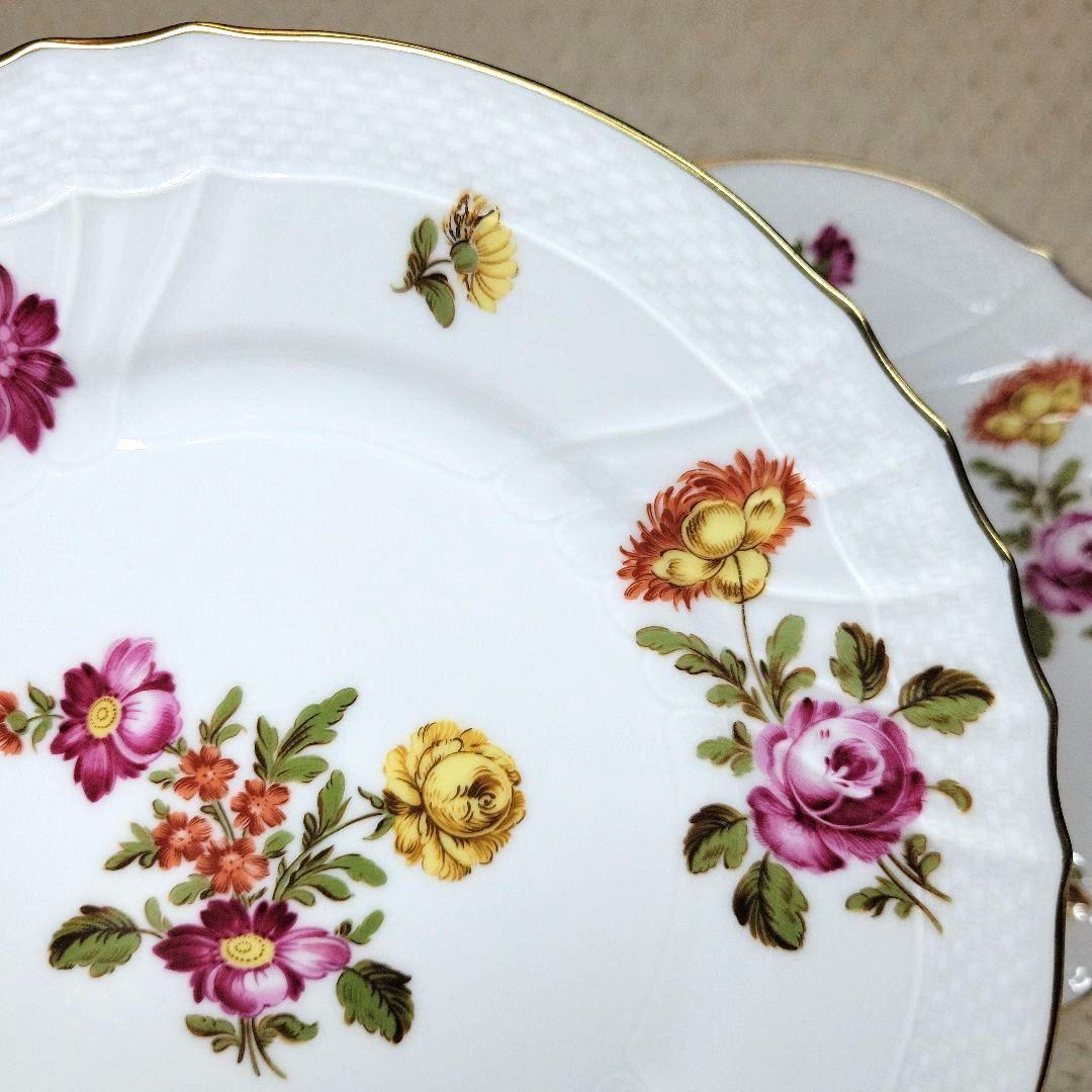 リチャードジノリ ドッチア工房　手描き　花柄　１９.５cmプレート２枚　です。