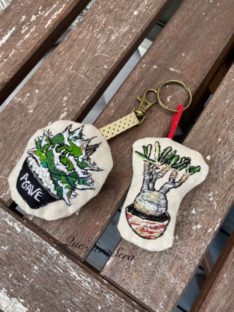 刺繍　キーホルダー　ストラップ　アガベ　チタノタ　ハンドメイド