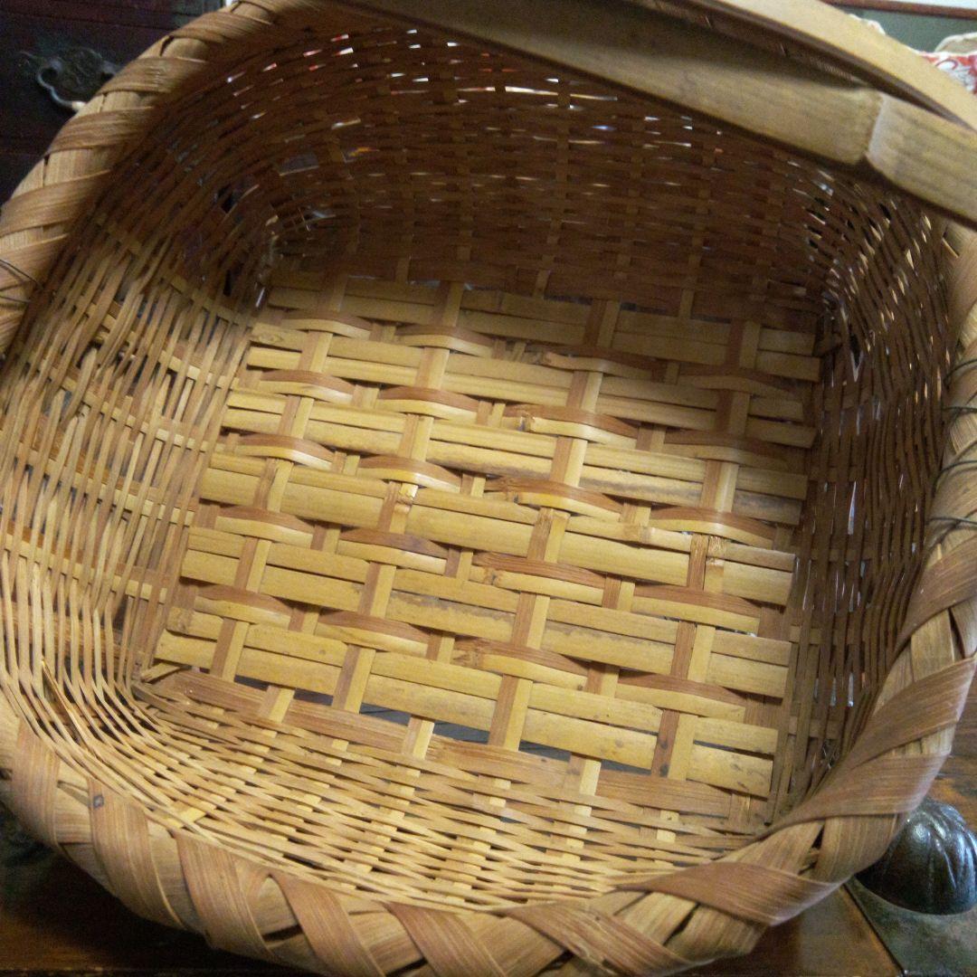 脚付き取っ手篭