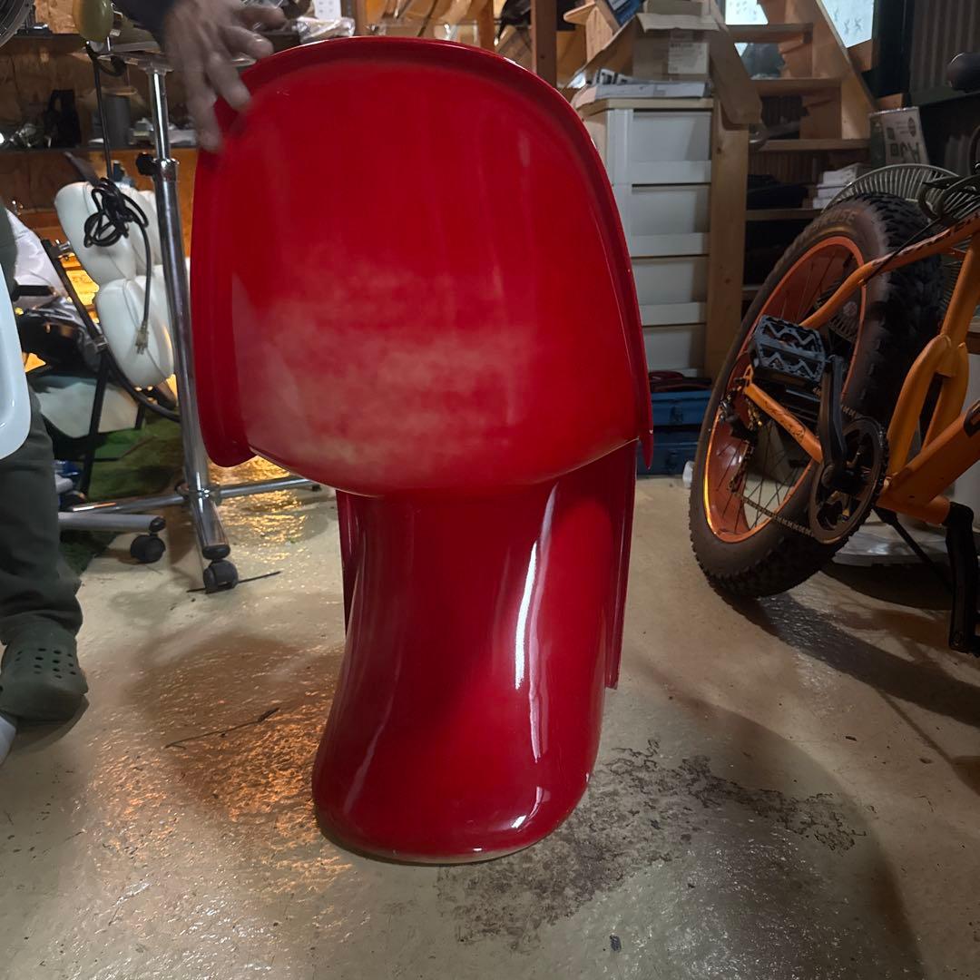赤い流線型プラスチック椅子