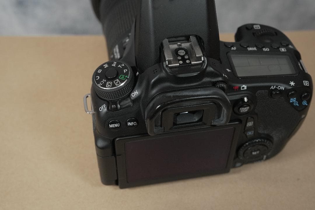 Canon EOS 70D EF-S 18-135レンズキット＋レンズフード