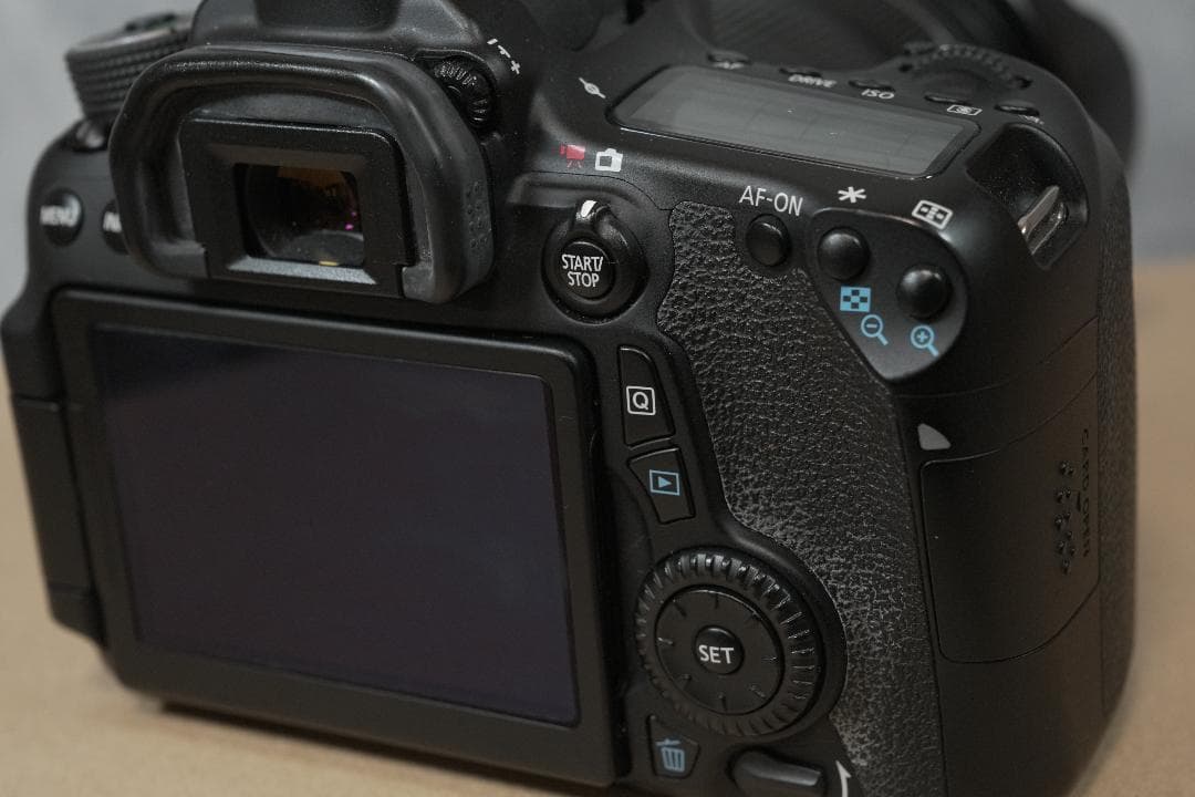 Canon EOS 70D EF-S 18-135レンズキット＋レンズフード