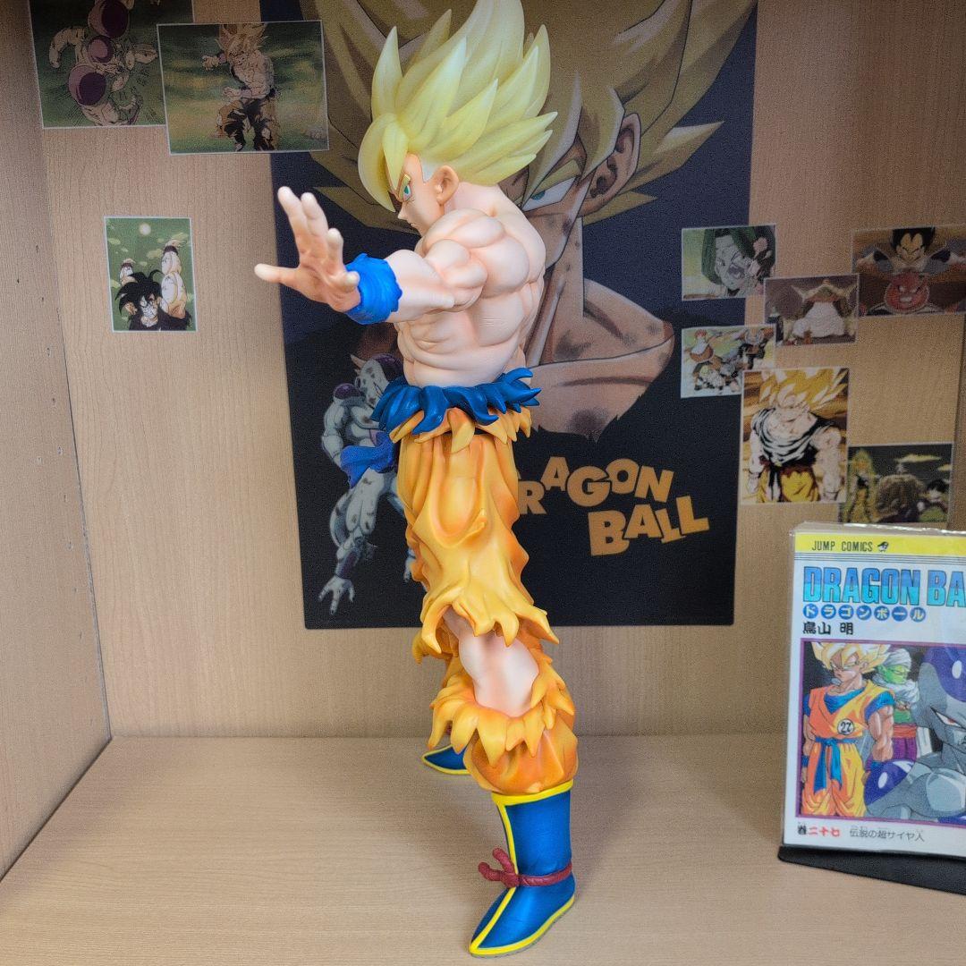 ドラゴンボール　フィギュア　ギガンティック　超サイヤ人　孫悟空　下敷き