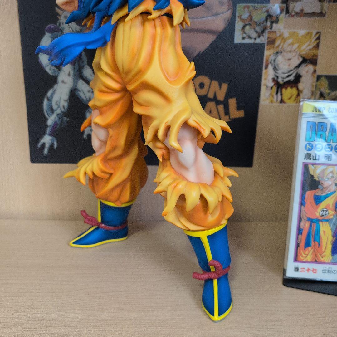ドラゴンボール　フィギュア　ギガンティック　超サイヤ人　孫悟空　下敷き